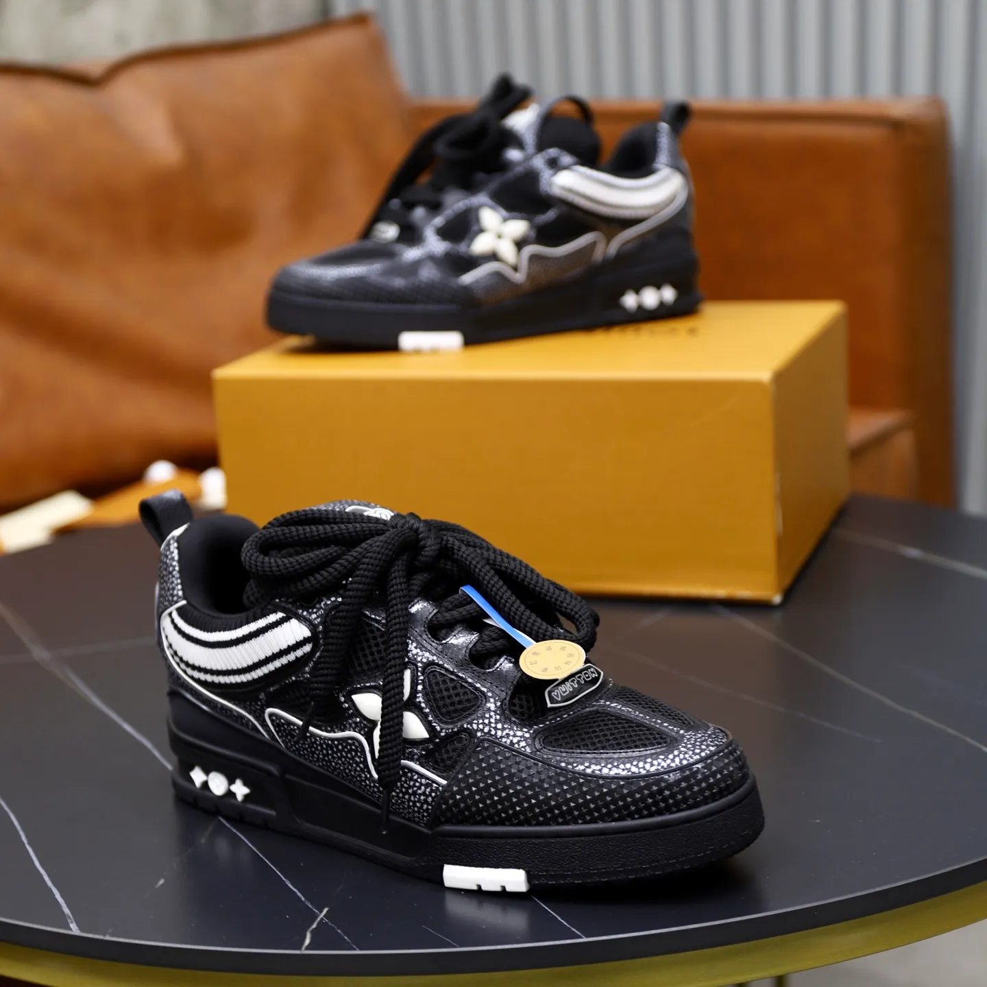 Ex-factory price: 860💰LV Couple👫Louis Vuitton TRAINER sneakers classic Louis Vuitton men's artistic director Virgil Abloh picked inspiration to create this LV Trainer sneaker. Yingze crystal inlays present a colorful effect. VS can be matched with two gorgeous effect colors. The LV letter logo badge on the tongue is gorgeous and noble. The LV letter is decorated on the side. The outsole is decorated with a Monogram flower pattern. It shows the trend of elegance and nobility! Men's and women's models: 35-46